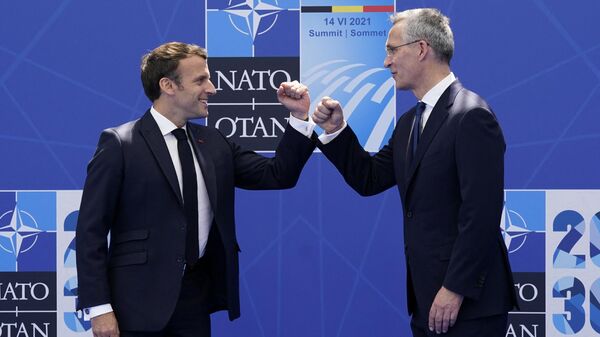 Президент Франции Эммануэль Макрон и генеральный секретарь НАТО Йенс Столтенберг на саммите НАТО в Брюсселе,  июнь 2021 год - اسپوتنیک افغانستان  