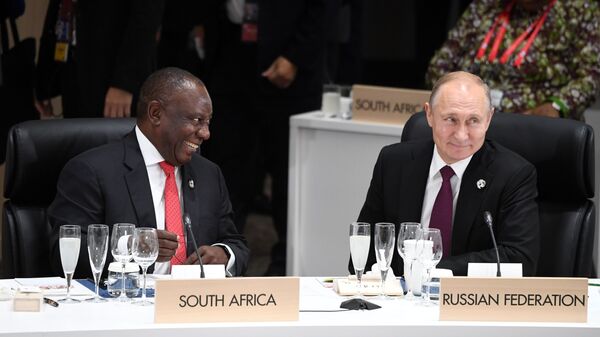 Президент ЮАР Сирил Рамафоза и президент РФ Владимир Путин на первом рабочем заседании глав делегаций государств – участников G20 - اسپوتنیک افغانستان  