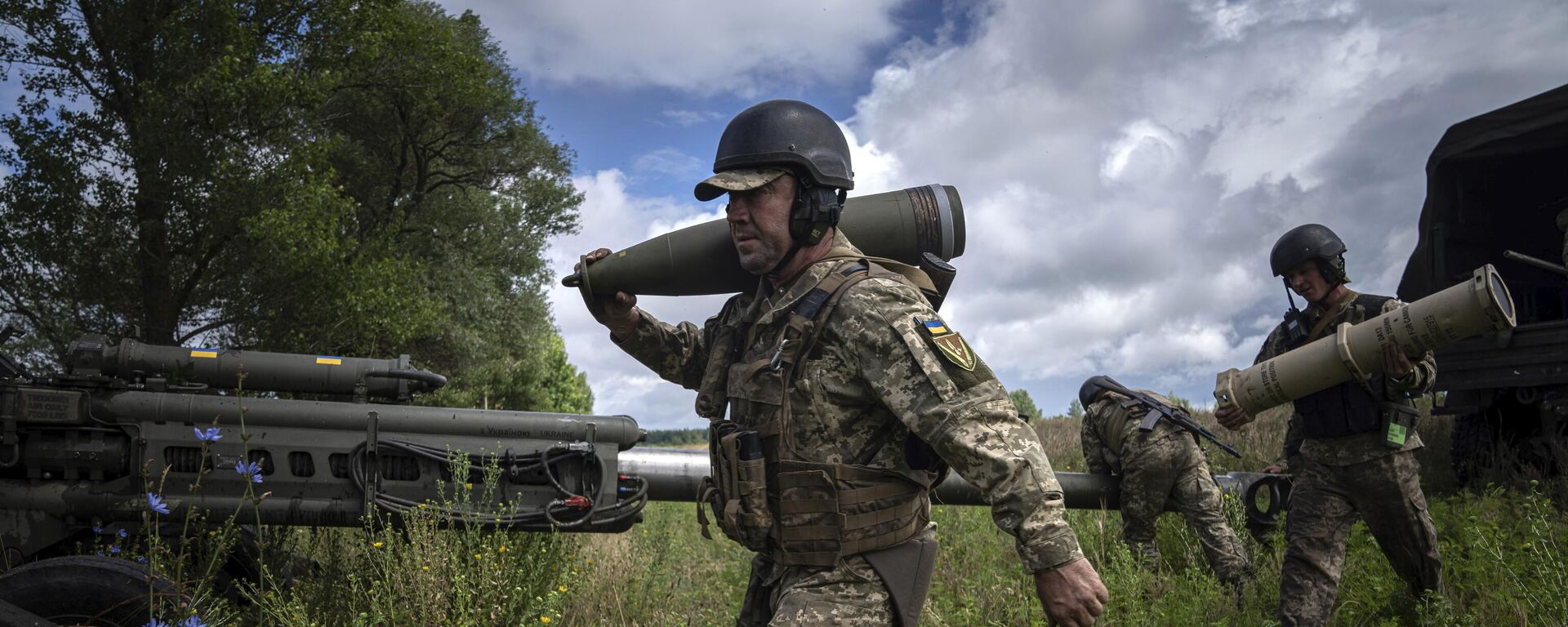 Украинский военный со снарядом 155 мм в Харьковской области. Архивное фото  - اسپوتنیک افغانستان  , 1920, 06.08.2023