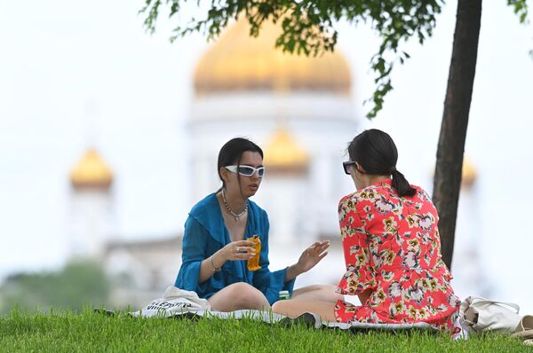 پیک نیک دختران در یکی از روز های  گرم در مسکو. - اسپوتنیک افغانستان  