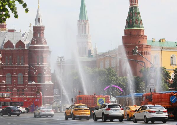 شاروالی مسکو در جریان هوای گرم، سرک های تورسکایا Tverskaya را آب‌پاشی می کنند. - اسپوتنیک افغانستان  