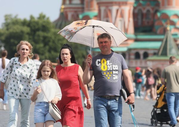مردم در امتداد میدان سرخ مسکو در هوای گرم قدم می زنند. - اسپوتنیک افغانستان  
