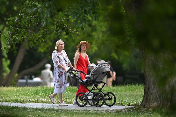 قدم‌زنی در تعطیلات آخر هفته در پارک گورکی مسکو. - اسپوتنیک افغانستان  