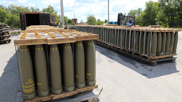 Поддоны со 155-мм снарядами на военном складе в штате Кентукки, США - اسپوتنیک افغانستان  