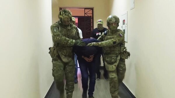 Сотрудники ФСБ РФ с задержанным в Нальчике украинским агентом - اسپوتنیک افغانستان  