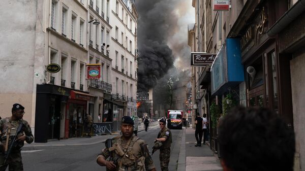 Дым от пожара, возникшего в результате взрыва в здании Американской академии Парижа - اسپوتنیک افغانستان  