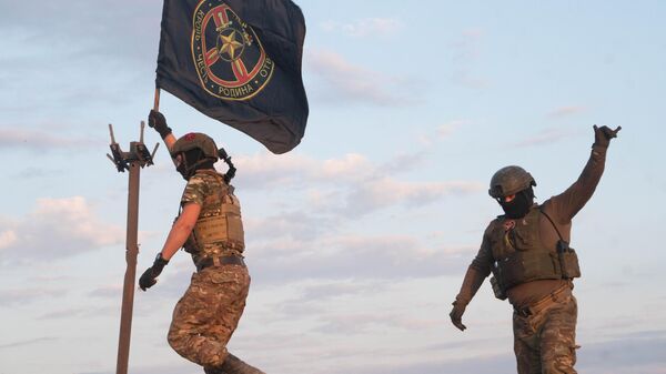 Бойцы ЧВК Вагнер водружают свой флаг на самой высокой точке города - اسپوتنیک افغانستان  