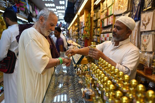 زائران از بازاری در مکه خرید می کنند، مسلمانان از سراسر جهان برای زیارت سالانه حج وارد می شوند.24 جون 2023 - اسپوتنیک افغانستان  