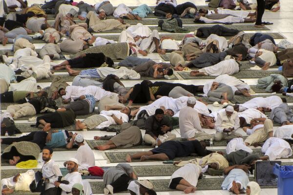 زائران مسلمان پس از نماز صبح در خارج از مسجد الحرام، در حین زیارت سالانه حج در مکه، عربستان سعودی، چرت می زنند.دوشنبه 26 جون 2023 - اسپوتنیک افغانستان  