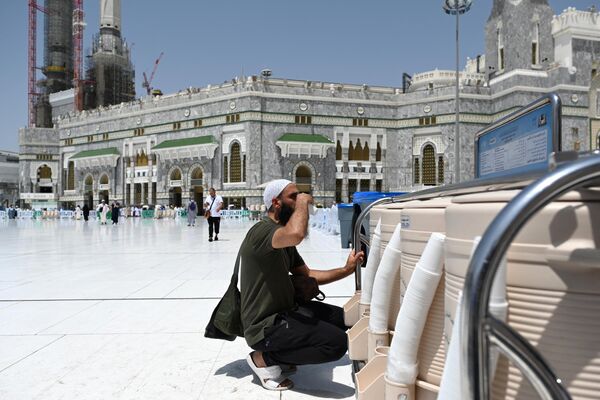 یک زائر در مراسم حج سالانه در مسجد الحرام در شهر مقدس مکه آب زمزم می نوشد.25 جون 2023 - اسپوتنیک افغانستان  