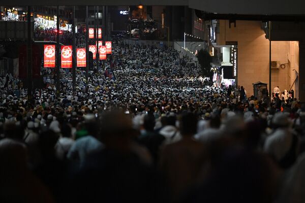 در حالی که مسلمانان از سراسر جهان برای زیارت سالانه حج در شهر مقدس مکه وارد می شوند، زائران پس از نماز شب مسجد الحرام را ترک می کنند.23 جون 2023 - اسپوتنیک افغانستان  