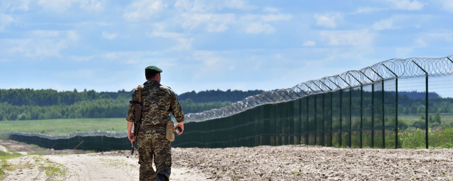 Украинский пограничник на участке российско-украинской границы. Архивное фото - اسپوتنیک افغانستان  , 1920, 28.06.2023