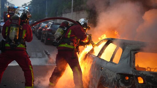 Пожарный тушит горящий автомобиль, Нантер, к западу от Парижа - اسپوتنیک افغانستان  