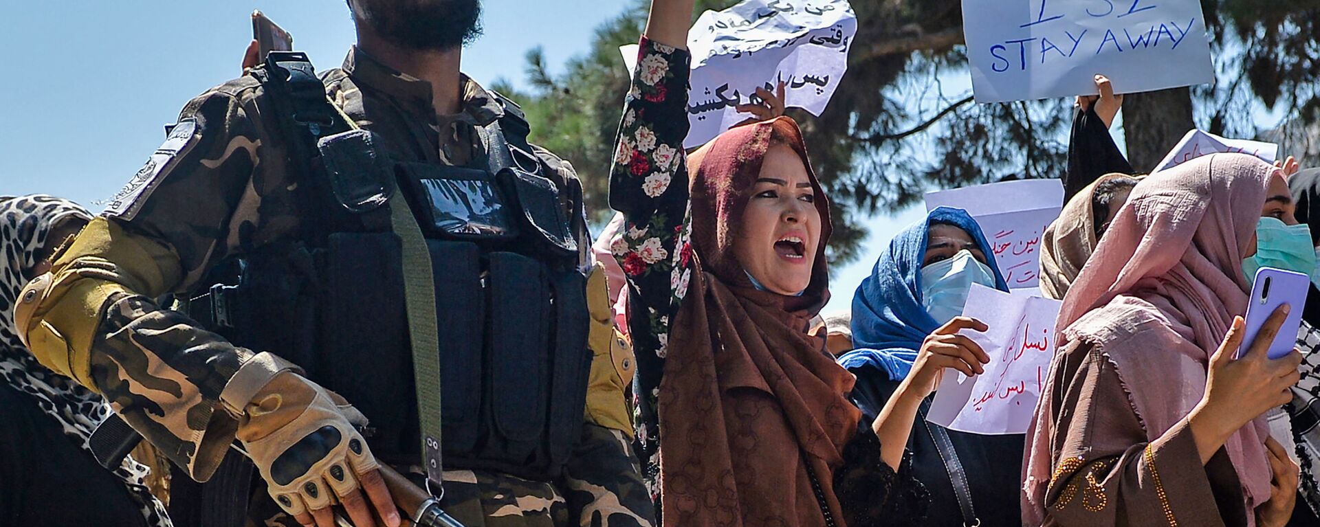 Афганские женщины выкрикивают лозунги рядом с боевиками Талибана во время антипакистанской демонстрации у посольства Пакистана в Кабуле - اسپوتنیک افغانستان  , 1920, 01.07.2023