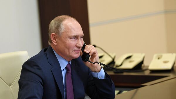 Президент РФ Владимир Путин разговаривает по телефону - اسپوتنیک افغانستان  