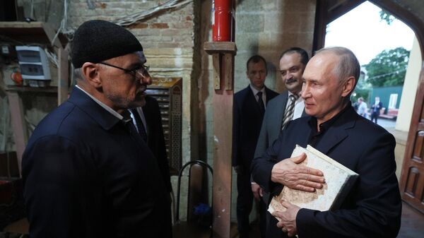 Президент РФ Владимир Путин во время посещения древнейшей в России мечети Джума-мечеть в ходе рабочей поездки в Дагестан - اسپوتنیک افغانستان  
