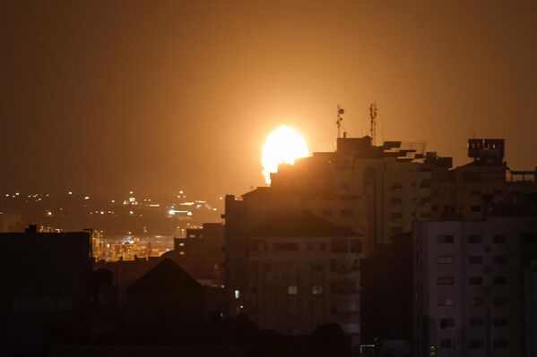 پس از حملات هوایی اسرائیل در شهر غزه، پس از حمله هوایی اسرائیل به شهر غزه، دود و شعله های آتش بر فراز ساختمان ها بلند شد. - اسپوتنیک افغانستان  
