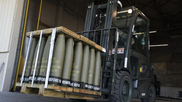 Погрузка снарядов 155 мм для отправки на Украину на базе ВВС Довер, штат Делавэр, США - اسپوتنیک افغانستان  