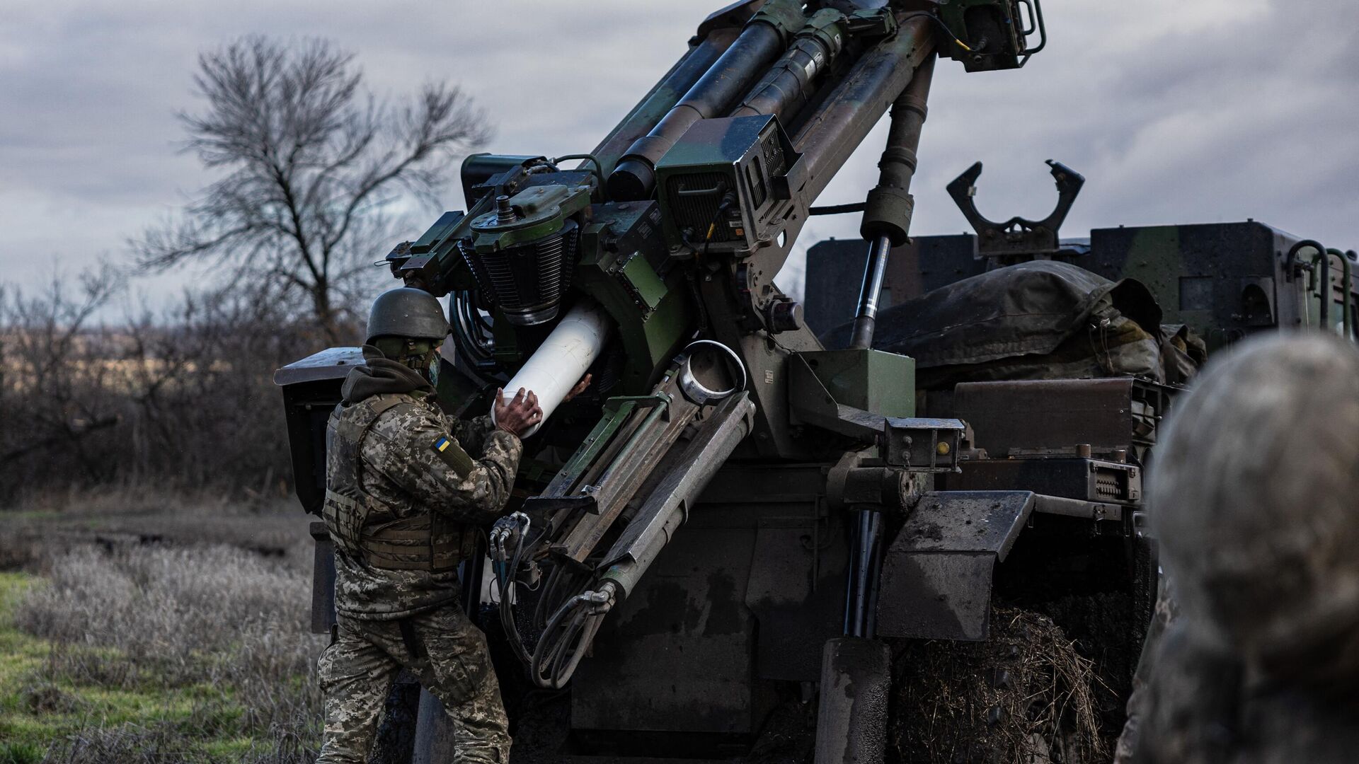 Украинский военнослужащий готовится открыть огонь из самоходной гаубицы CAESAR по российским позициям на востоке Украины - اسپوتنیک افغانستان  , 1920, 07.07.2023