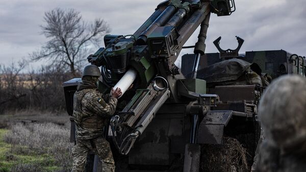 Украинский военнослужащий готовится открыть огонь из самоходной гаубицы CAESAR по российским позициям на востоке Украины - اسپوتنیک افغانستان  