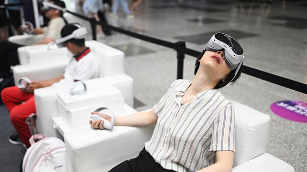 Женщина тестирует продукт виртуальной реальности во время Всемирной конференции по искусственному интеллекту в Шанхае, Китай - اسپوتنیک افغانستان  
