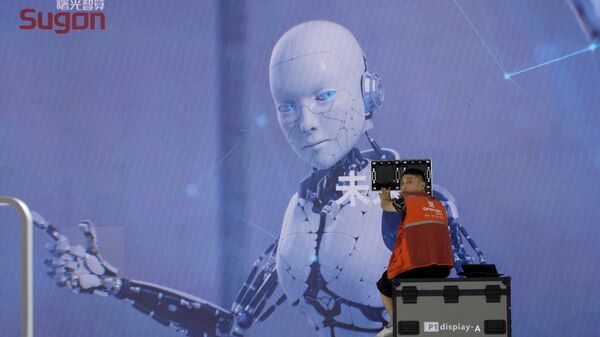 Рабочий устанавливает дисплей на стенде Sugon в Шанхае, Китай - اسپوتنیک افغانستان  