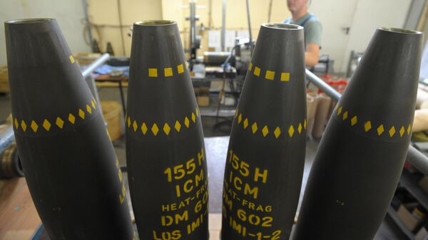 Сотрудник завода Spreewerk Luebben Мирко Коссац разбирает гильзы кассетных боеприпасов, Германия - اسپوتنیک افغانستان  