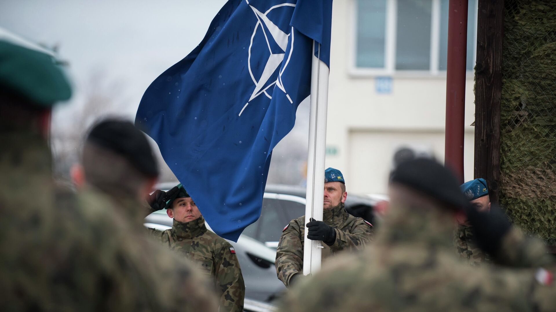 Солдаты польских вооруженных сил поднимают флаг НАТО во время церемонии в лагере Бутмир, Босния и Герцеговина - اسپوتنیک افغانستان  , 1920, 09.02.2024