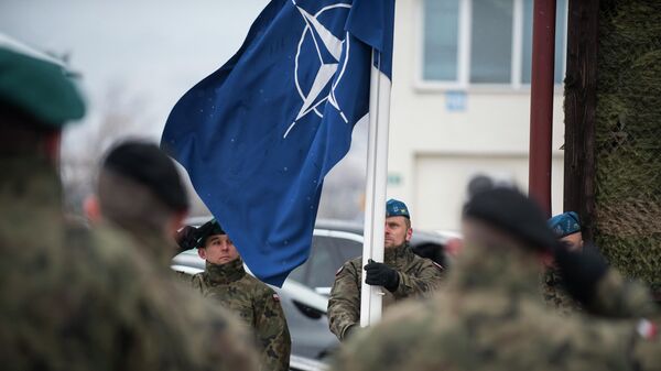 Солдаты польских вооруженных сил поднимают флаг НАТО во время церемонии в лагере Бутмир, Босния и Герцеговина - اسپوتنیک افغانستان  