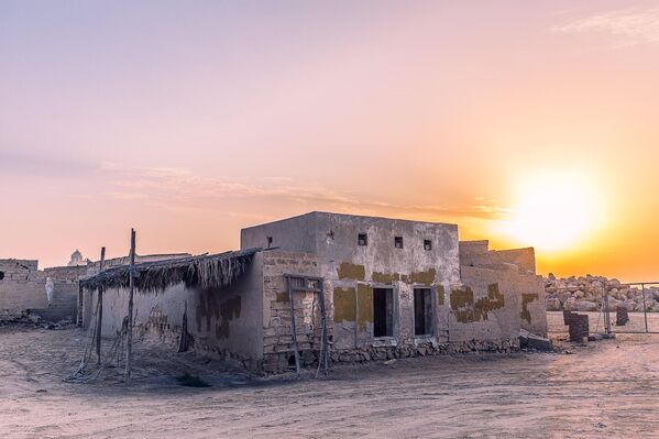 این خانه متروکه قدیمی در الجزیره الحمرا، یک &quot;شهر ارواح&quot; متروکه است که معماری حفظ شده اوایل قرن بیستم را نشان می دهد.بندر پرلینگ در امارات راس الخیمه، شهری مملو از خانه های متروکه و کوچه های باریک است. - اسپوتنیک افغانستان  