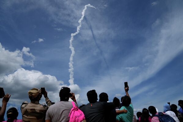 مردم فضاپیمای هندی Chandrayaan-3را تماشا می کنند که در زبان سانسکریت به معنای &quot;سفینه ماه&quot; است که از مرکز فضایی Satish Dhawan در سریهاریکوتا، هند بلند می شود. - اسپوتنیک افغانستان  