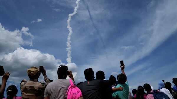 Люди наблюдают за запуском Chandrayaan-3, Индия - اسپوتنیک افغانستان  
