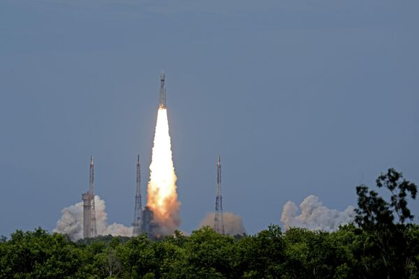 فضاپیمای هندی Chandrayaan-3 که در زبان سانسکریت به معنای &quot;سفینه ماه&quot; است، از مرکز فضایی Satish Dhawan در سریهاریکوتا، هند بلند می شود. - اسپوتنیک افغانستان  