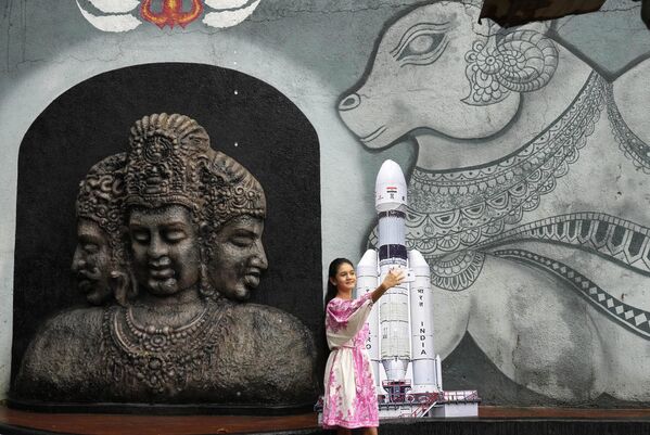 دختری با فضاپیمای هندی Chandrayaan-3 که در زبان سانسکریت به معنی &quot;سفینه ماه&quot; است، در داخل معبدی در بمبئی، هند، سلفی می گیرد. - اسپوتنیک افغانستان  