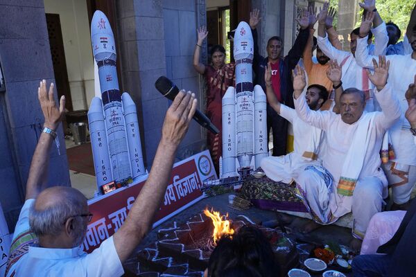 اعضای حزب بهاراتیا جاناتا هند (BJP) مراسم هندو را برای موفقیت فضاپیمای هندی Chandrayaan-3، که در زبان سانسکریت به معنای &quot;سفینه ماه&quot; است، در داخل معبدی در بمبئی، هند انجام می دهند. - اسپوتنیک افغانستان  