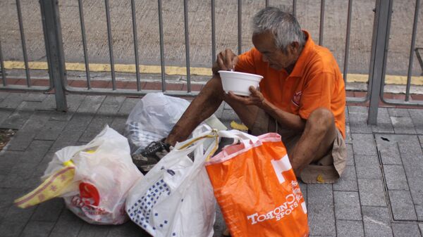 Бездомный мужчина улице в Гонконге, Китай - اسپوتنیک افغانستان  