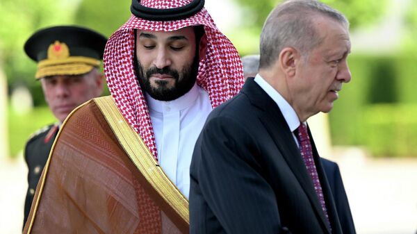 Наследный принц Саудовской Аравии Мохаммед бин Салман и президент Турции Реджеп Тайип Эрдоган прибывают на официальную церемонию в Президентский комплекс (22 мюня 2022). Анкара - اسپوتنیک افغانستان  