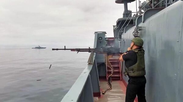 Военнослужащий ВМФ РФ ведет огонь по учебной цели из крупнокалиберного пулемёта Корд на совместных учениях России и Китая в Японском море - اسپوتنیک افغانستان  