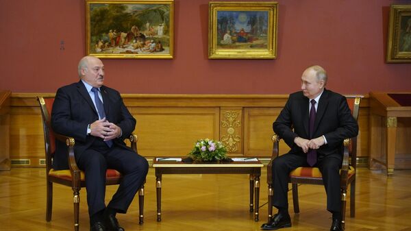 Президент Белоруссии Александр Лукашенко и Президент РФ Владимир Путин во время переговоров в Русском музее в Санкт-Петербурге - اسپوتنیک افغانستان  