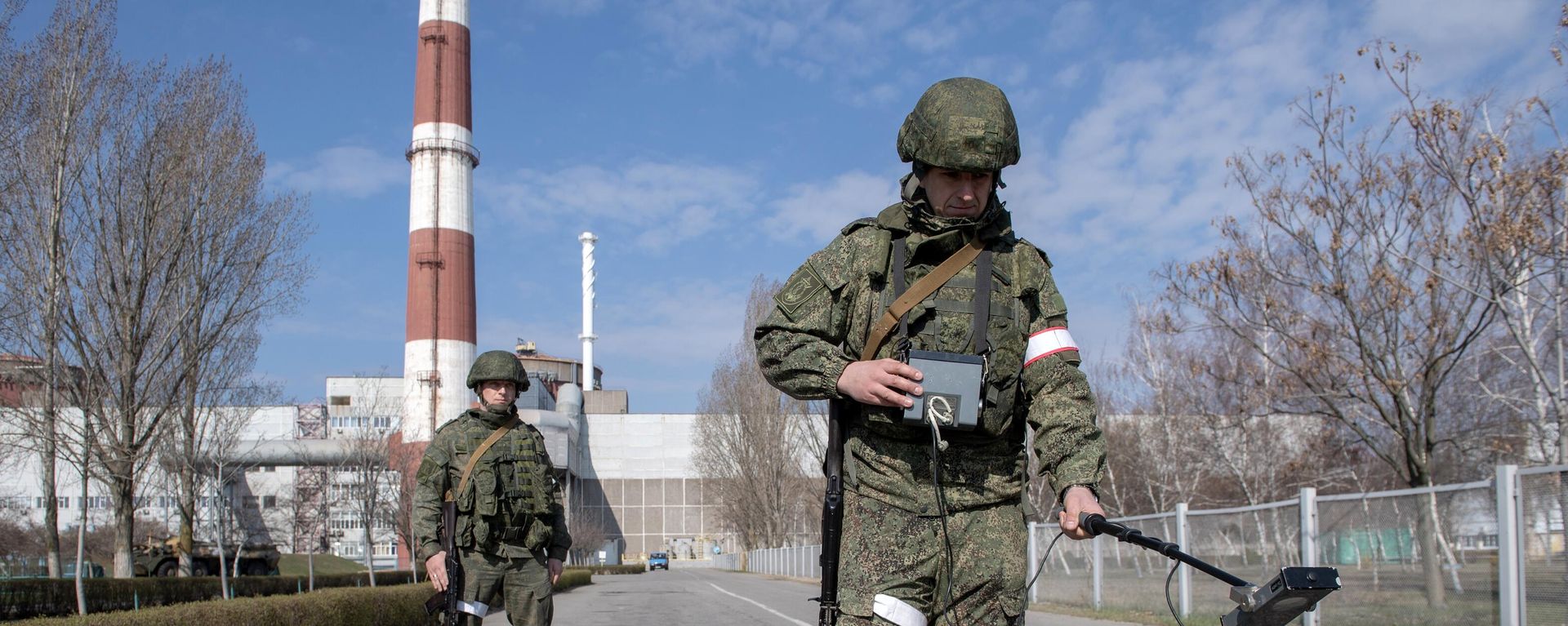 Военнослужащие ВС РФ замеряют уровень радиации на Запорожской АЭС - اسپوتنیک افغانستان  , 1920, 05.10.2026