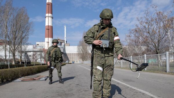 Военнослужащие ВС РФ замеряют уровень радиации на Запорожской АЭС - اسپوتنیک افغانستان  