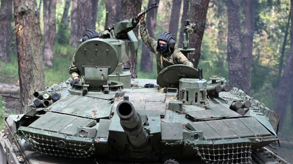 Танк Т-90М Прорыв подразделений ЦВО ВС РФ возвращается к месту базирования - اسپوتنیک افغانستان  