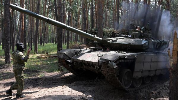 Танк Т-90М Прорыв подразделений ЦВО ВС РФ уходит на выполнение боевой задачи на Краснолиманском направлении в ЛНР - اسپوتنیک افغانستان  