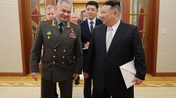 Встреча Ким Чен Ына и министра обороны РФ Сергея Шойгу - اسپوتنیک افغانستان  