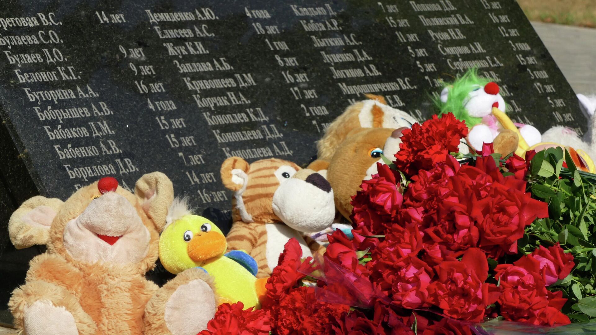 Цветы и игрушки, возложенные к памятнику Аллея Ангелов в парке Победы Калининского района Донецка  - اسپوتنیک افغانستان  , 1920, 27.07.2023