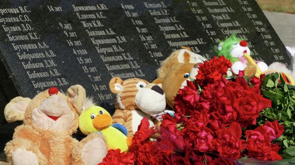 Цветы и игрушки, возложенные к памятнику Аллея Ангелов в парке Победы Калининского района Донецка  - اسپوتنیک افغانستان  