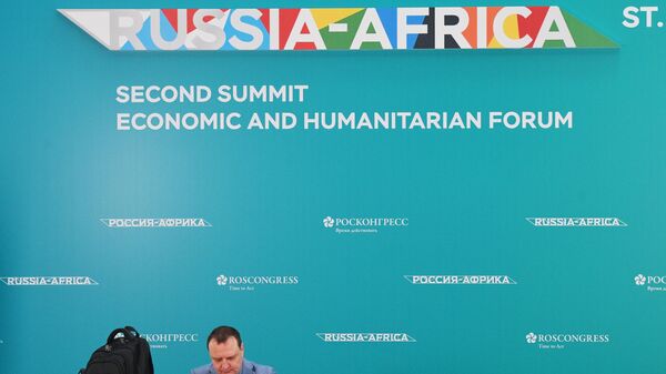 Мужчина на выставочной площадке в рамках II Саммита, экономического и гуманитарного форума Россия - Африка в Санкт-Петербурге - اسپوتنیک افغانستان  