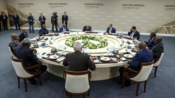 Президент РФ Владимир Путин во время рабочего завтрака с руководителями региональных организаций Африки на полях II саммита и форума Россия - Африка в Санкт-Петербурге - اسپوتنیک افغانستان  