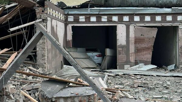 Спасатели на месте взрыва предположительно ракеты у кафе Чехов сад (28 июля 2023). Таганрог - اسپوتنیک افغانستان  