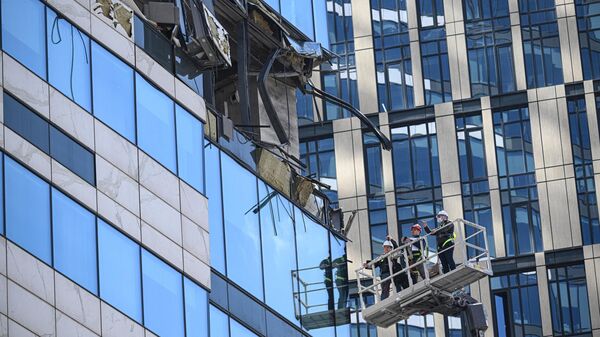 Работники следственных органов осматривают повреждения в здании делового центра Москва-сити в результате атаки украинских беспилотников - اسپوتنیک افغانستان  